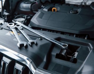 Herramientas sobre motor para reparar un coche